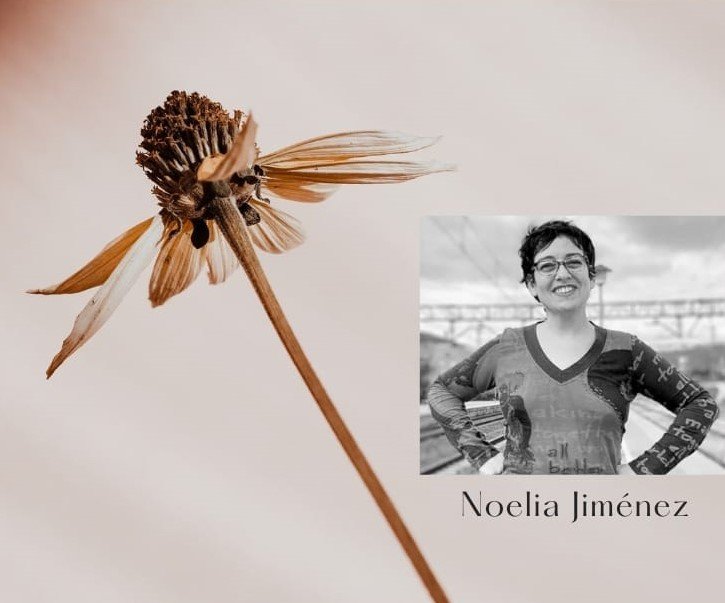 Se muestra un primer plano de una flor marchita junto a una foto en blanco y negro de una mujer sonriente con pelo corto y gafas, acompañada del texto "Noelia Jiménez.