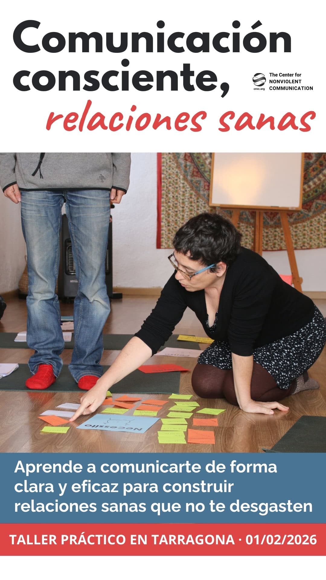 Una mujer arrodillada en el suelo señala unas tarjetas de papel, mientras un hombre permanece de pie cerca. Los detalles del evento sobre la comunicación consciente aparecen encima y debajo de la foto.