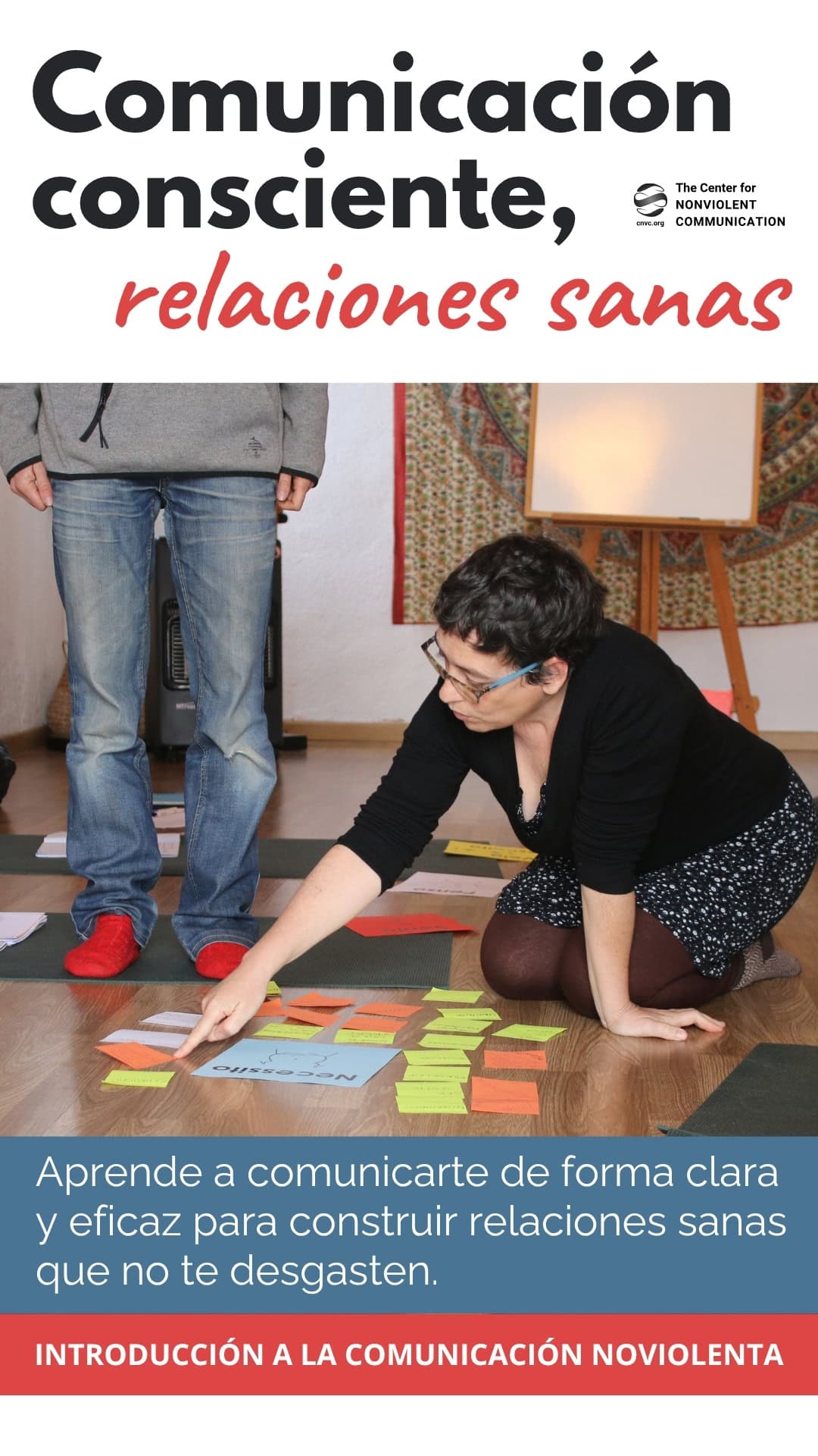 Dos personas participan en una actividad utilizando tarjetas de colores en el suelo, con un rotafolio y una alfombra visibles al fondo. El texto promueve la comunicación no violenta.