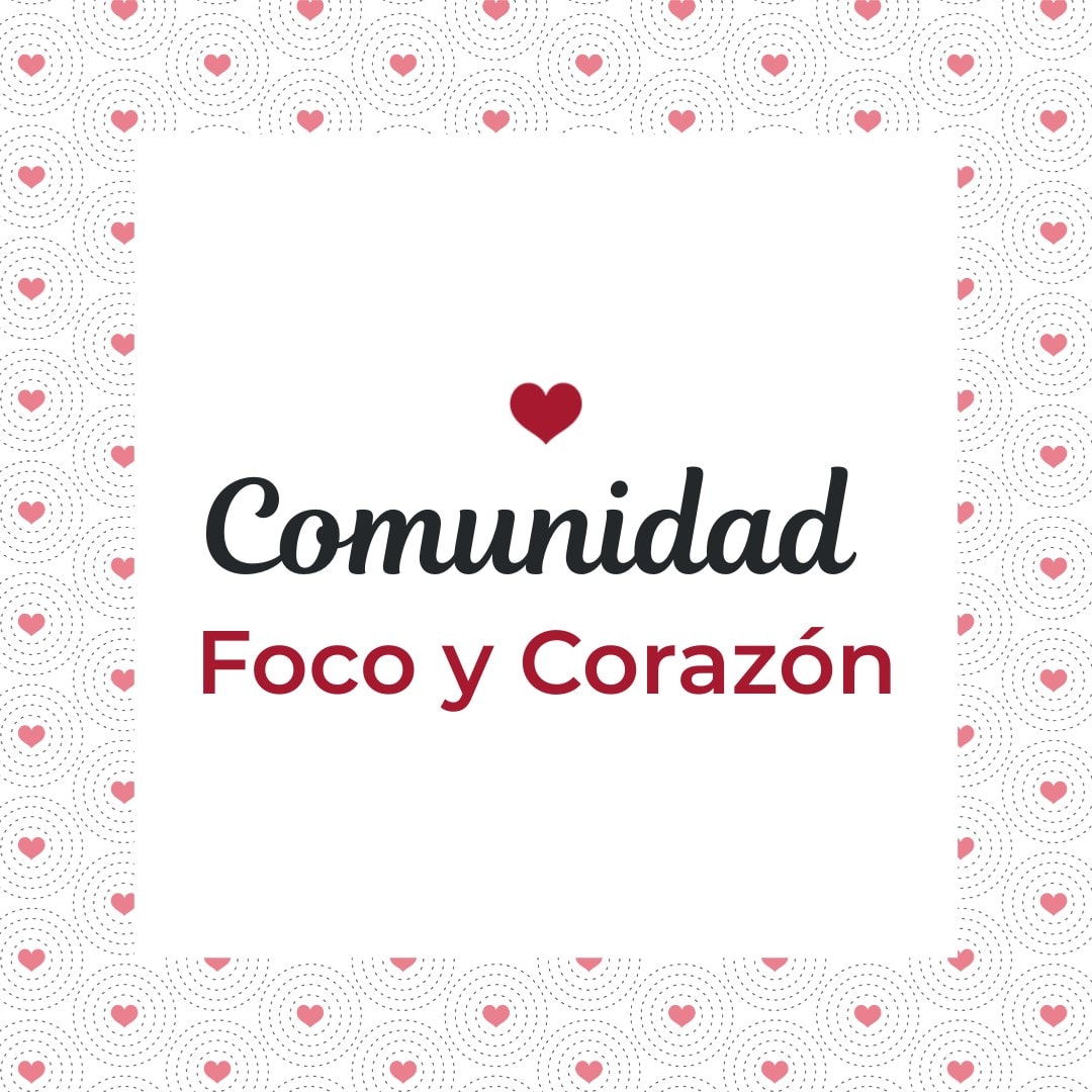 El texto reza "Comunidad Foco y Corazón" con un corazón rojo encima, centrado en un cuadrado blanco sobre un fondo estampado de pequeños corazones rojos.