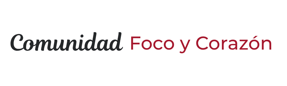 Logotipo de texto con las palabras "Comunidad Foco y Corazón" en negro y rojo oscuro sobre fondo blanco.